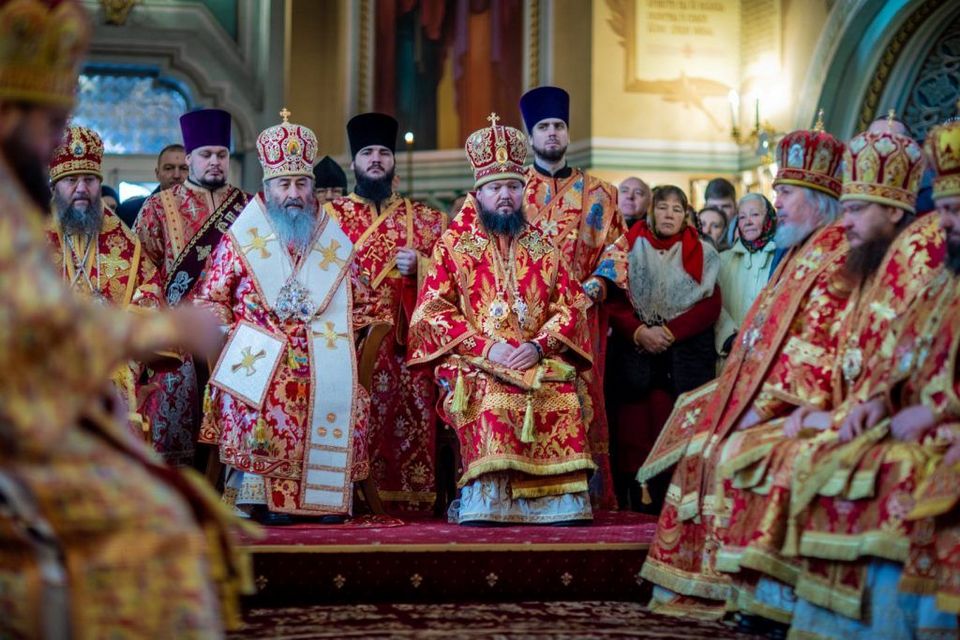 Архиепископ Феодосий сослужил Предстоятелю УПЦ в Троицком храме на Троещине (+ВИДЕО)