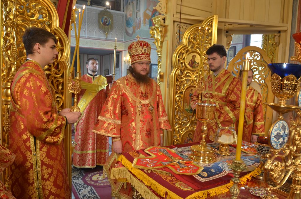 Архієпископ Феодосій звершив Літургію у Світлу суботу (+ВІДЕО)