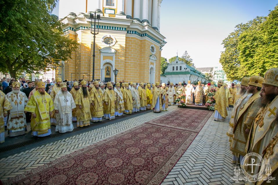 Архиепископ Феодосий сослужил Предстоятелю УПЦ на праздничной Литургии в Киево-Печерской Лавре (+ВИДЕО)